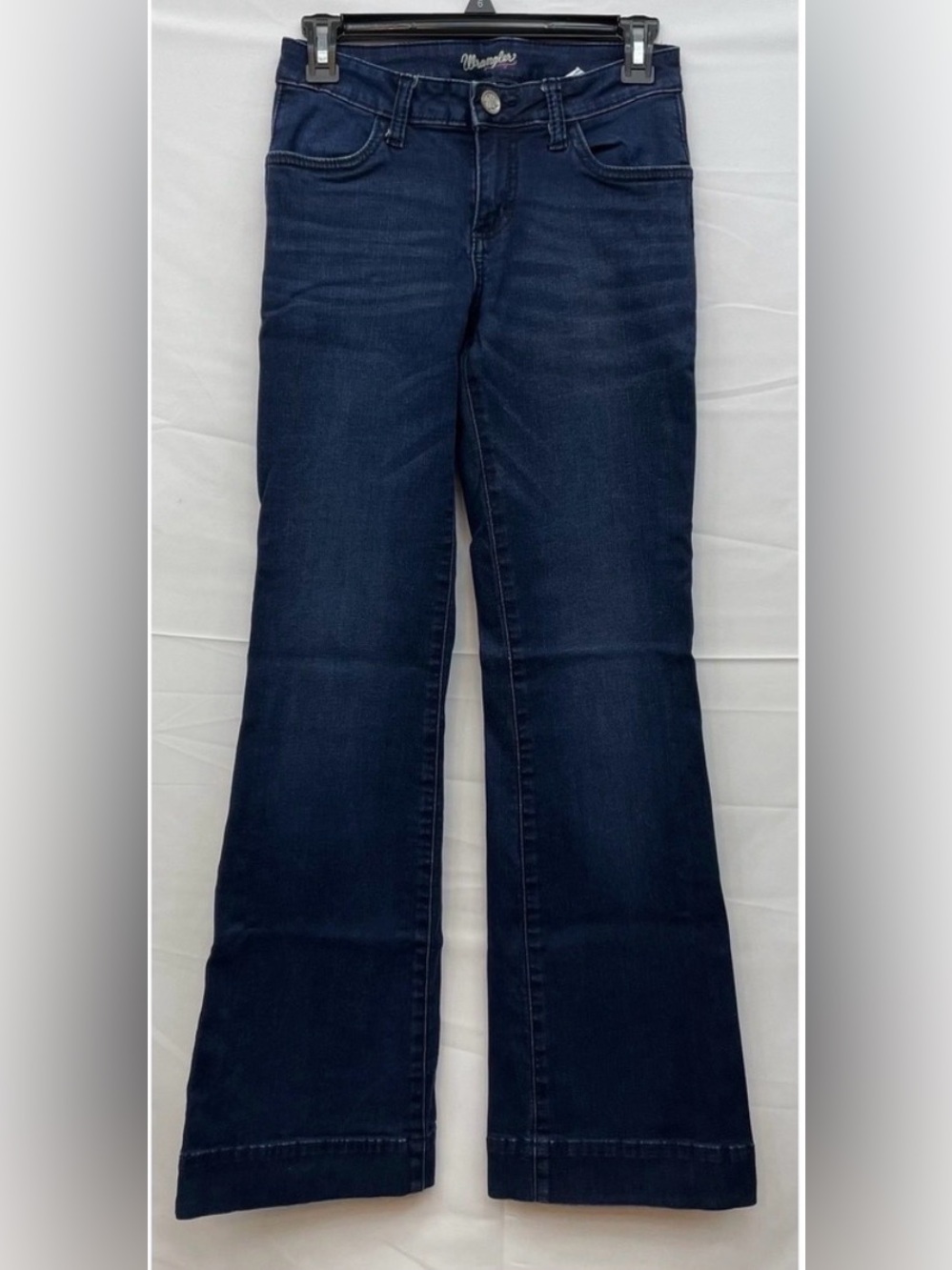 🤠 Wrangler Flare Jeans 1/2 × 32
Dark Wash Stretch Denim Size 26